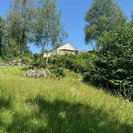 Traditional With Fjord Views In Ferienhaus Skjoldastraumen