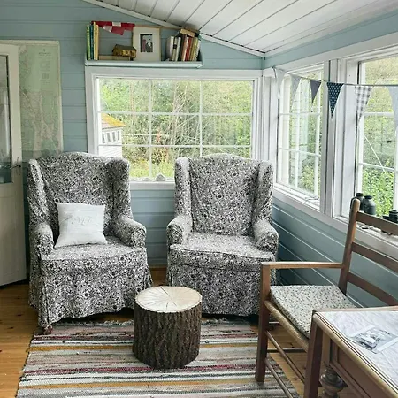 Traditional With Fjord Views In Ferienhaus Skjoldastraumen
