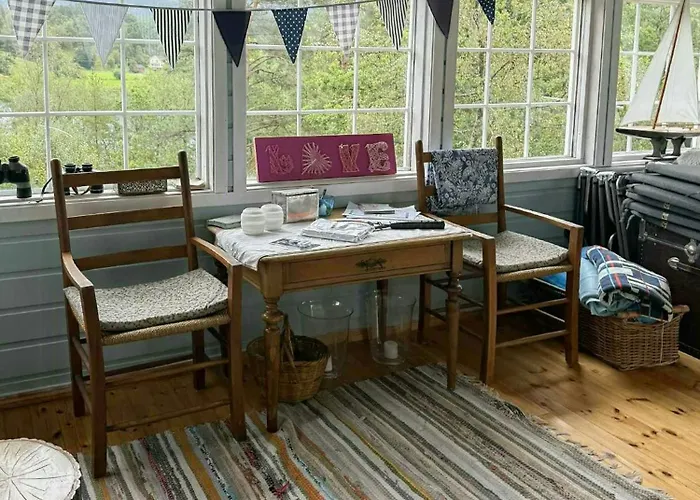 Ferienhaus Traditional With Fjord Views In Skjoldastraumen