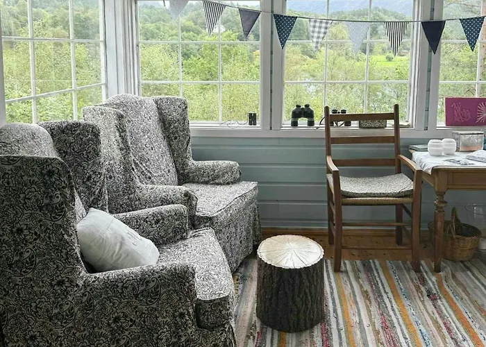 Traditional With Fjord Views In Ferienhaus Skjoldastraumen