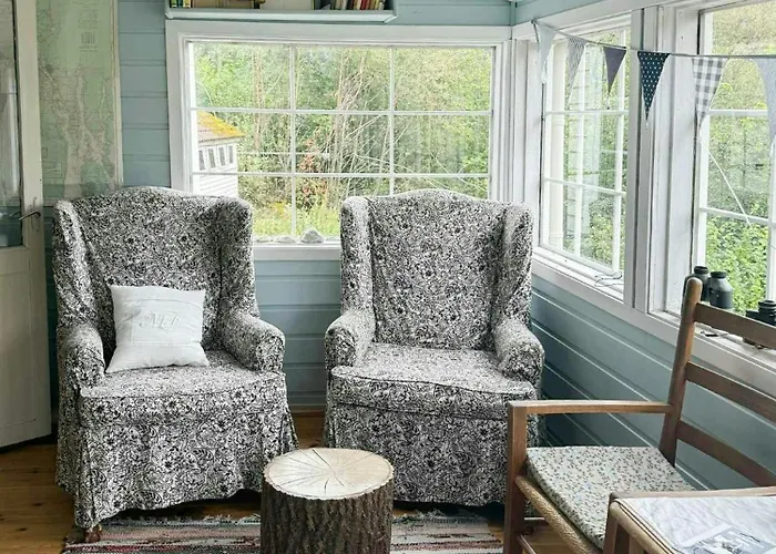 Traditional With Fjord Views In Skjoldastraumen